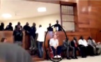 Vidéo-Bibo Bourgi sur sa chaise roulante au procès, hier.