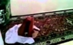 [VIDÉO] Choc: elle arrête de prier et le tapis continue de prier et se prosterne. ALLAHOU AKBAR