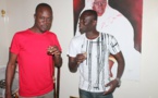 Pape Diouf prend du thé avec son ami Pa Assane