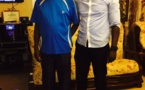 Le promoteur de lutte Prince Cissokho pose avec Thione Seck
