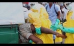Choquant : Un malade d’Ebola jeté violemment à bord d’un camion pour avoir essayé de s’échapper (Vidéo)
