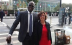 Khalifa Sall pose avec la mairesse de Victoria (Seychelles) Jacqueline Moustache-Belle, devant le siège des Nations-Unies à New-York