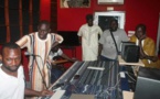 Pape Diouf en pleine séance d’écoute au studio