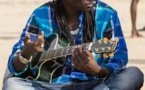 Duggy Tee à la guitare 