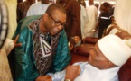 Arrêt sur image: Youssou Ndour serre la main de Abdoulaye Wade à Massalikoul Djinane