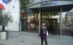 GuiGui devant le Radisson Blu de Paris