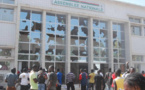 Burkina Faso: Des manifestants saccagent l’Assemblée nationale et d’autres se dirigent vers la Primature