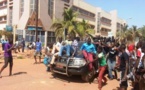 (Photos) BURKINA FASO : les manifestants aux voiture des députés