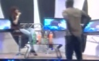 Vidéo: Aba embrasse Ya Awa, et tape sur les fesses de la réalisatrice…