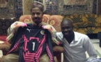 Bouna Coundoul remet à son marabout Ahmed Khalifa son maillot et ses gants