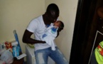 Très fier, Pape Diouf embrasse son premier enfant