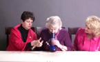Trois grands-mères fument de l'herbe pour la première fois ! Leurs réactions sont vraiment géniales...