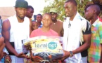 Papis Demba au chevet  du village d'enfants Sos avec des vivres et des cadeaux