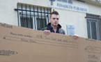 En Normandie, ce jeune homme a payé ses impôts avec un énorme chèque en carton. Ce mec est vraiment trop fort !