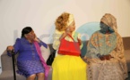 La Première Dame, Marième Faye Sall discutant avec son homologue Chantal Biya du Cameroum