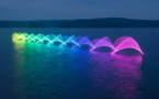 Regardez à quoi ressemble le mouvement d'un kayak lorsqu'on accroche des lumières multicolores sur les pagaies ! Ça a vraiment quelque chose de magique...