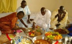 Le chanteur Pape Diouf et ses amis autour d'un succulent "berndel"  à Touba 