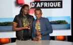 Carlou D pose avec l'humoriste et Chroniqueur Mamane 
