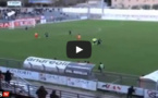Un coach envoie un ballon sur un joueur adverse pour le stopper
