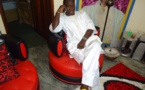 Salam Diallo en mode relax sur son canapé