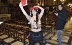 Une femme peut-elle montrer ses seins comme un homme son torse ?