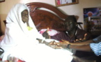 Le Président de l'Assemblée nationale, Moustapha Niasse en mode "sakou niaane" aux pieds de sa maman