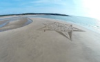 Cet artiste dessine des œuvres gigantesques dans le sable de la plage ! Photographié par un drone, le résultat est exceptionnel...