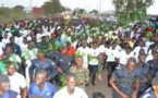 Gambie: Au lendemain de la tentative de putsch, l'armée organise une marche de soutien à Jammeh