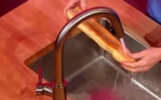 Il passe une baguette sous l'eau du robinet. Vous verrez que cet homme est en fait un véritable génie, quand vous comprendrez pourquoi il fait cela !