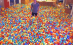  ! Pour faire plaisir à ses enfants il a rempli sa maison de balles en plastique !