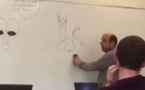 Un professeur piégé par un chat dessiné sur un tableau blanc