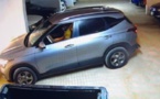 Avis de recherche : Filmé par une caméra, cet individu vole un véhicule dans un parking