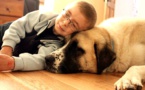 La vie de ce petit garçon atteint d'une anomalie génétique était un enfer, jusqu'à ce qu'il rencontre ce chien à trois pattes !