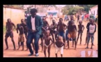 Dame Sène aux anges, Cheikh Kanté lui offre une chevrolet. Regardez