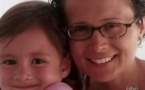 Cette petite fille tient la main de sa maman mourante... et ce qu'elle va faire ensuite va vous briser le cœur ! Une vraie leçon de courage...