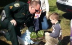 Personne n'est venu à l'anniversaire de son fils autiste, mais les policiers et les pompiers ont parfaitement rattrapé le coup !