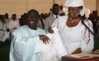 Le maire de Guédiawaye, Aliou Sall, recevant un cadeau de son adjointe, Néné Tall