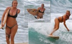 Malgré son amputation, elle continue a faire du surf... Avec un petit bout de six mois dans le ventre !