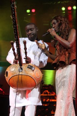 Revivez en images l'anniversaire des 25 ans de carrière de Coumba Gawlo, célébré au Grand théâtre,
