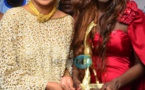 Aissata Tall Sall présente à Coumba G. Seck son prix Maalaw d’or du meilleur acteur politique