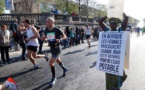 Une Gambienne prend le départ du marathon, pour défendre l'accès à l'eau