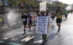 Une militante gambienne sur le marathon de Paris