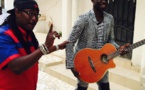 Awadi offre une guitare à Pape Diouf