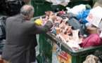 Une restauratrice prend conscience qu'un homme fouille ses poubelles... Et voilà ce qu'il a fait !