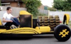 On lui donne 20.000$, il construit une voiture LEGO (qui ne pollue pas en plus)