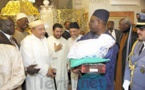 Arrêt sur image: Macky Sall au Mausolée de Cheikh Ahmed Ahmed Tidiane Chérif, les mains pleines de présents