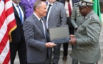 Remise officielle : L'Ambassadeur Mike remet un document clé au Directeur général des Douanes, Colonel Mbaye Ndiaye