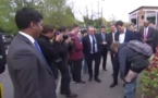 Il perd son pantalon avant un selfie avec le vice-Premier ministre (vidéo)