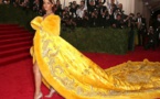 Moquée à cause de sa robe omelette, Rihanna répond : « La traîne était insensée… »