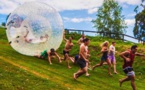 Regarder ces gens se faire écraser par une boule gonflable géante est juste génial !